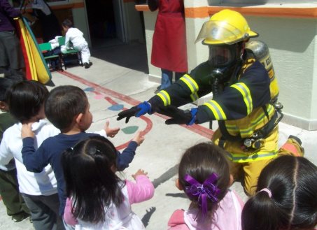 Bombero enseñando a los niños