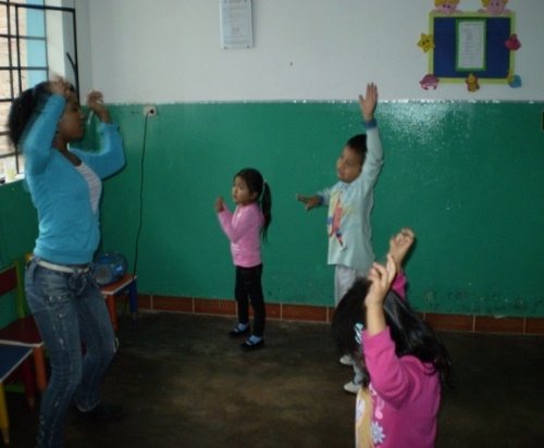 Niños bailando