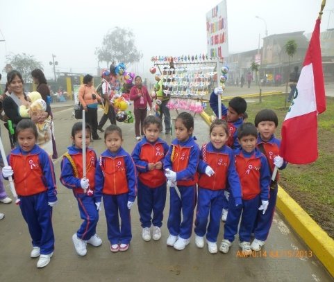 Niños con la bandera