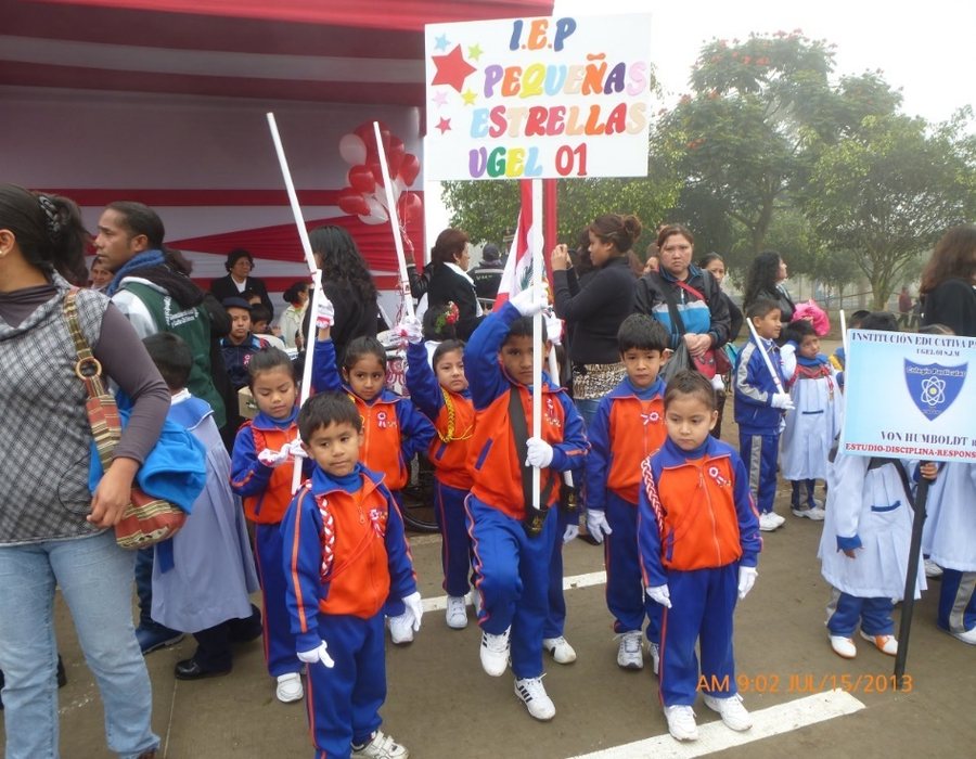 Niños desfilando