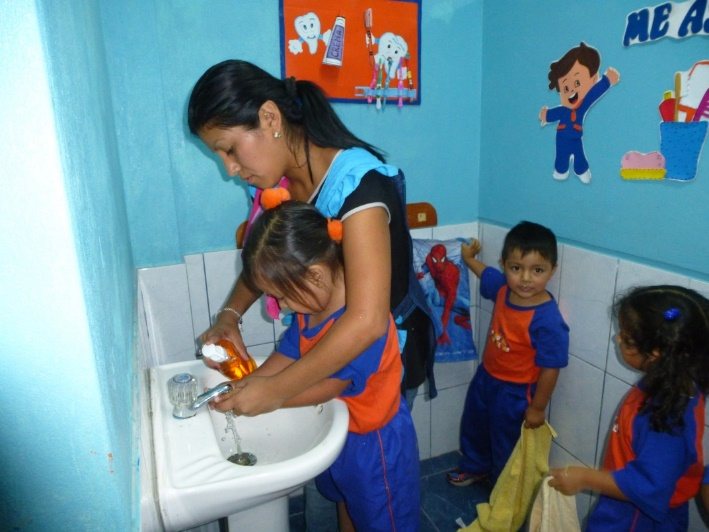 Niños lavándose las manos
