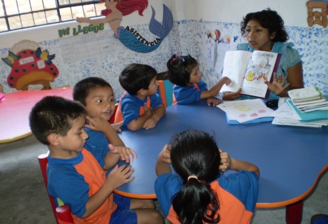 Niños leyendo