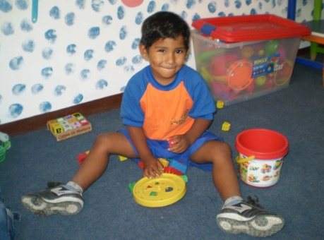 Niño jugando con fichas