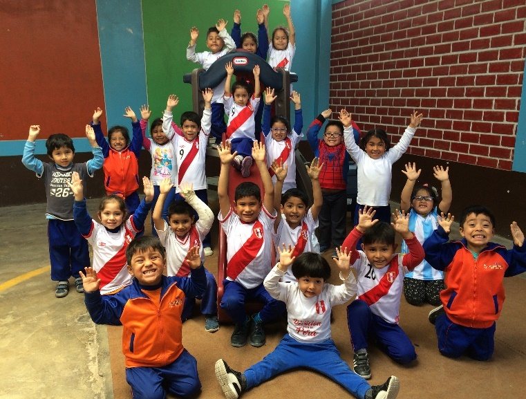 Niños celebrando en el aula