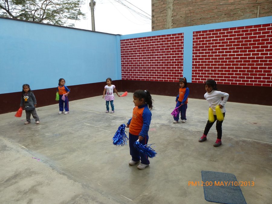 Niños jugando en el patio