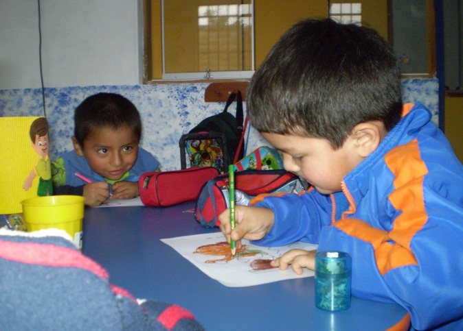 Niño pintando