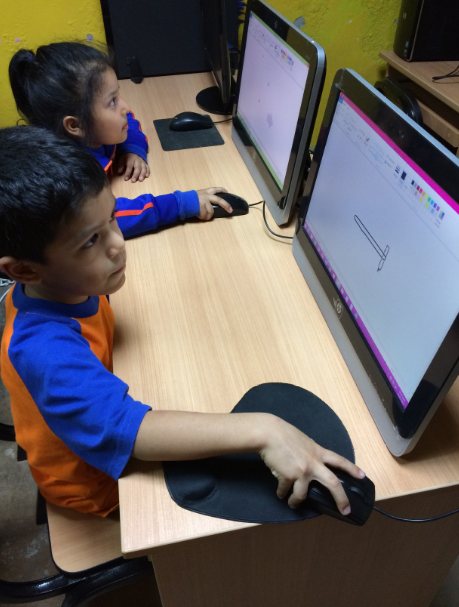 Niño usando una computadora