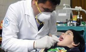 Revisión dental de un niño